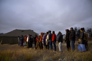Voters queue to cast their votes in Zimbabwe elections in Mbare, Harare on election day, July 31, 2013.